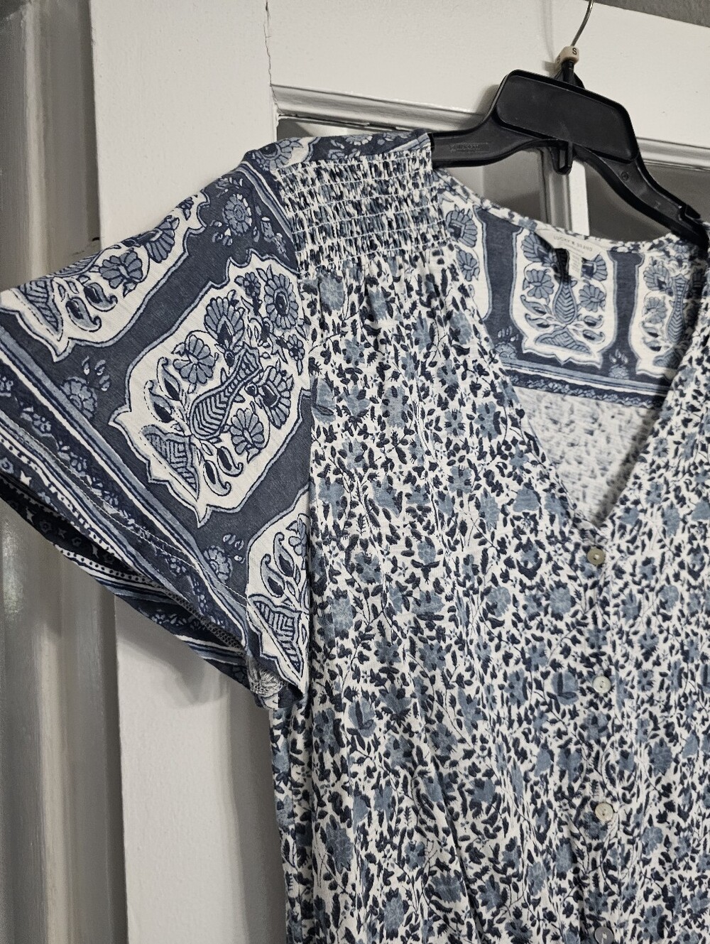 LUCKY BRAND! Blue Floral Print Women's V-Neck Button Front Crop Top! Size Med!